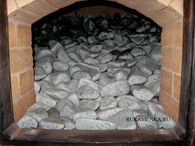 Печь каменка прямоточная загружена камнем жадеитом